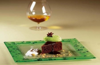 Torta de chocolate especiada y helado de pistacho